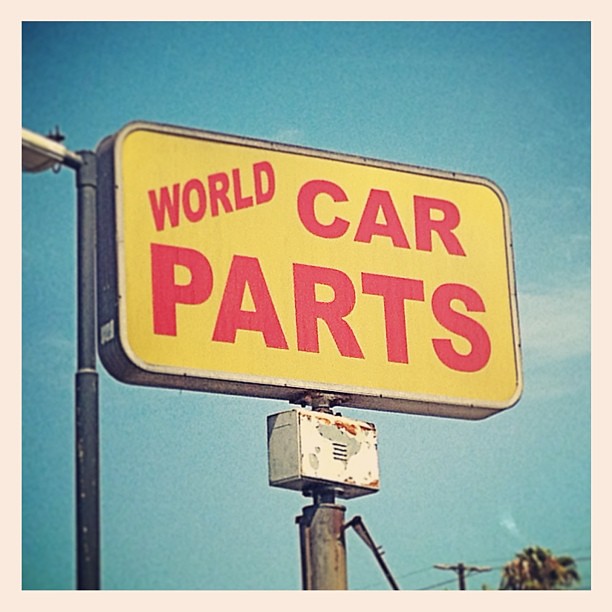 Jasa Pembuatan Neon Box dan Huruf Timbul oleh PT Chico Multi Kreasi