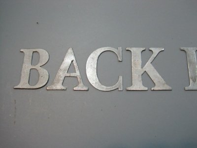 Tips Memilih Jasa Huruf Timbul Terbaik untuk Bisnis